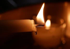 candle-8661042 1280 | Foto: https://pixabay.com/de/photos/kerze-flamme-kerzenlicht-8661042/